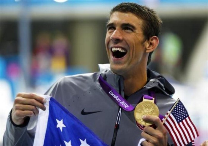 Michaels Phelps (Mỹ) với chiếc huy chương Olympic thứ 19 của anh sau nội dung 4x200m bơi tiếp sức.
